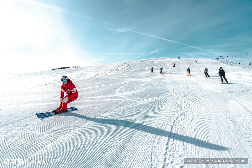 雪地中单人滑雪英姿