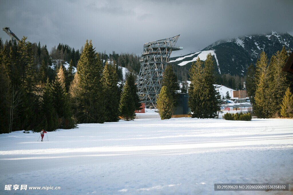 冬日雪景中的山林与建筑