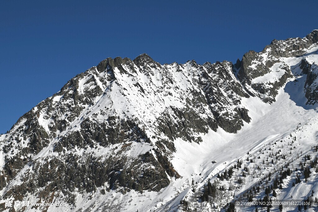 巍峨雪山壮丽景致