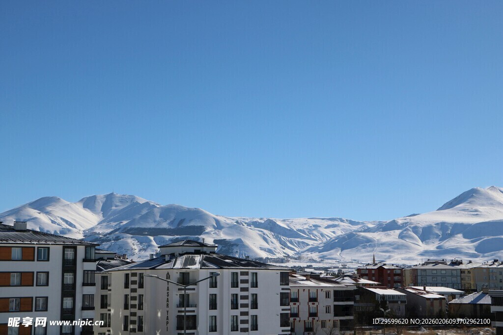 城市旁的雪山壮丽景观