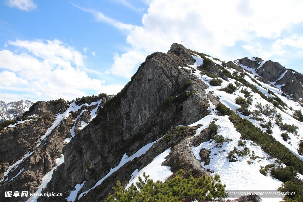 巍峨雪山峻岭壮丽风光