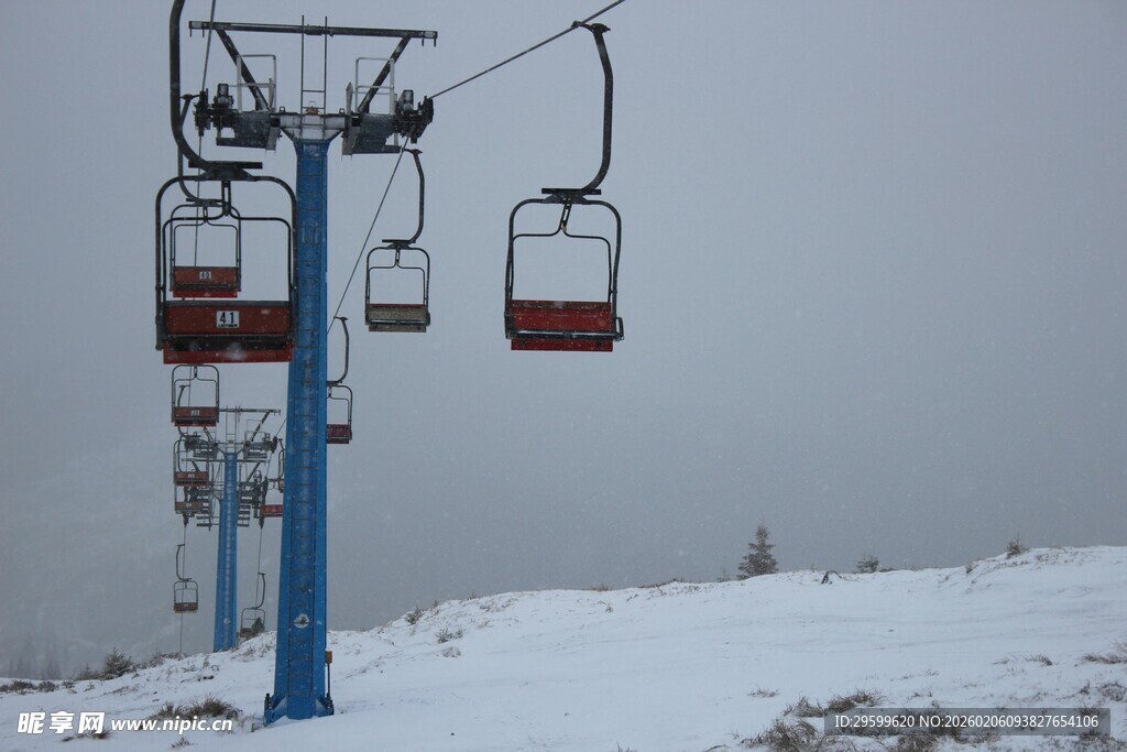 雪山上的缆车