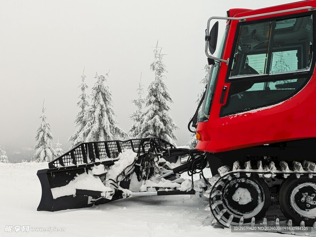 雪地中的红色履带式除雪车