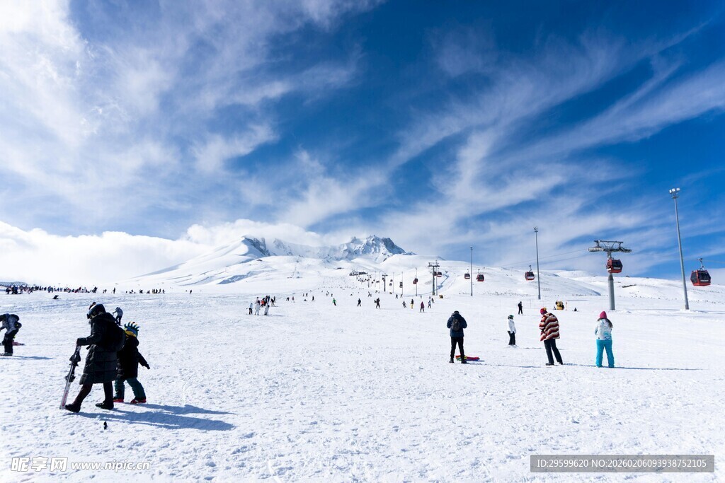 雪山滑雪场景