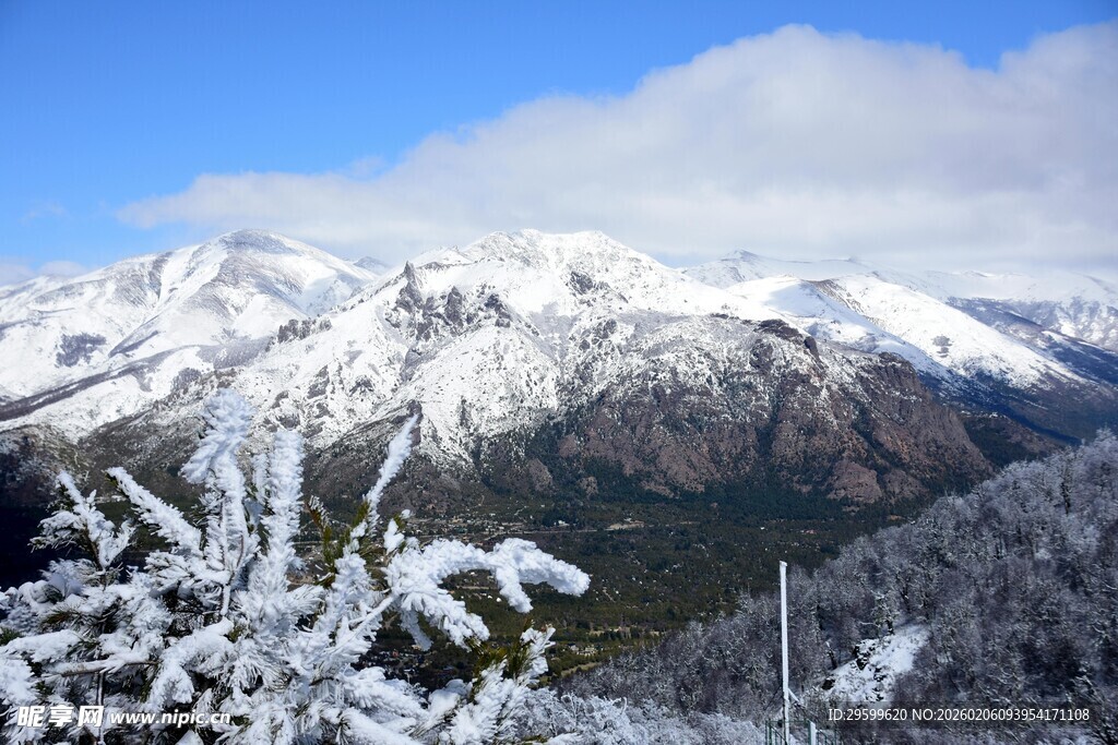 雪覆山峦美景