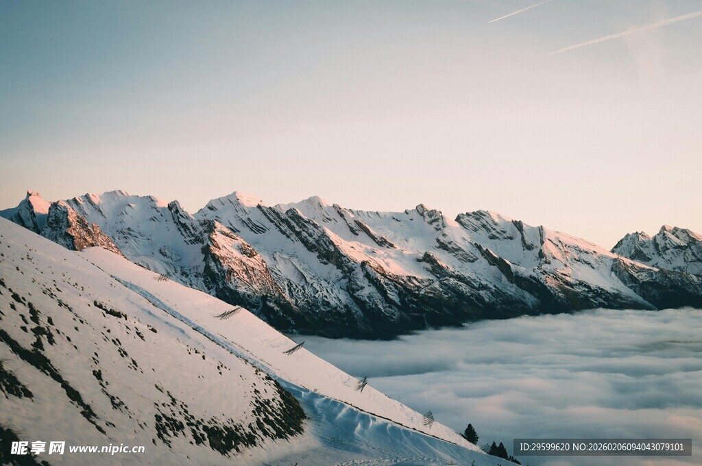 雪山云海壮丽风光