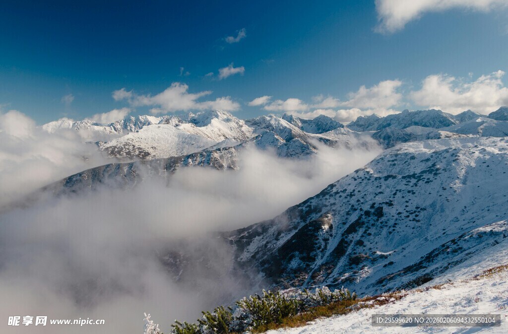 雪山云海壮丽美景