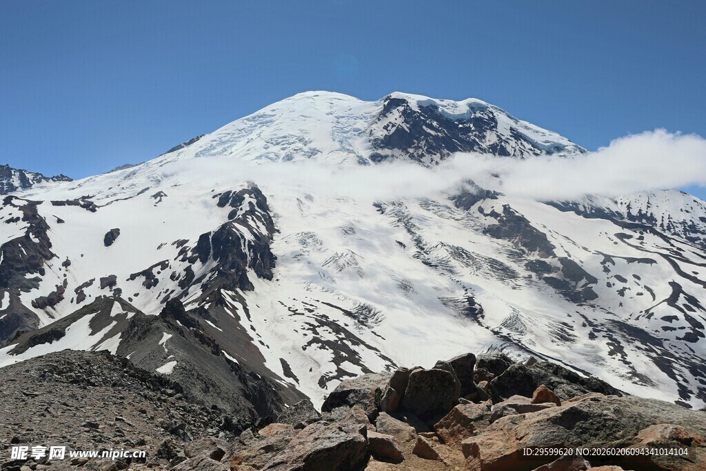 巍峨雪山壮丽景致