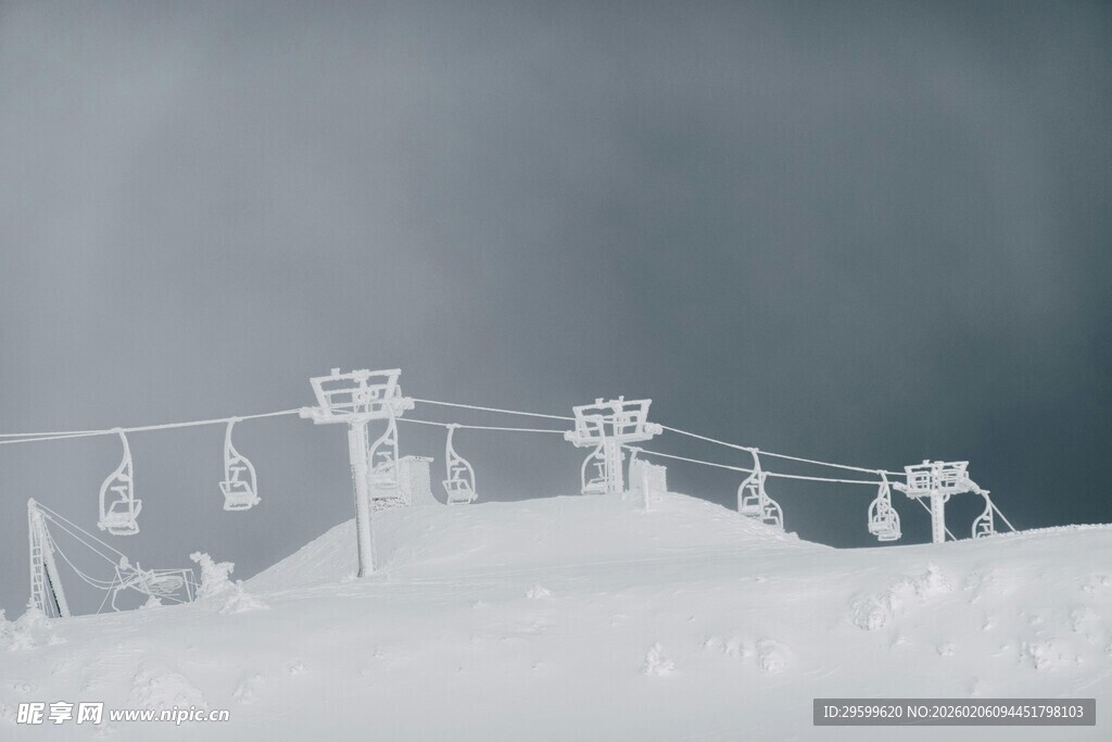 雪覆缆车 冬日山间景致