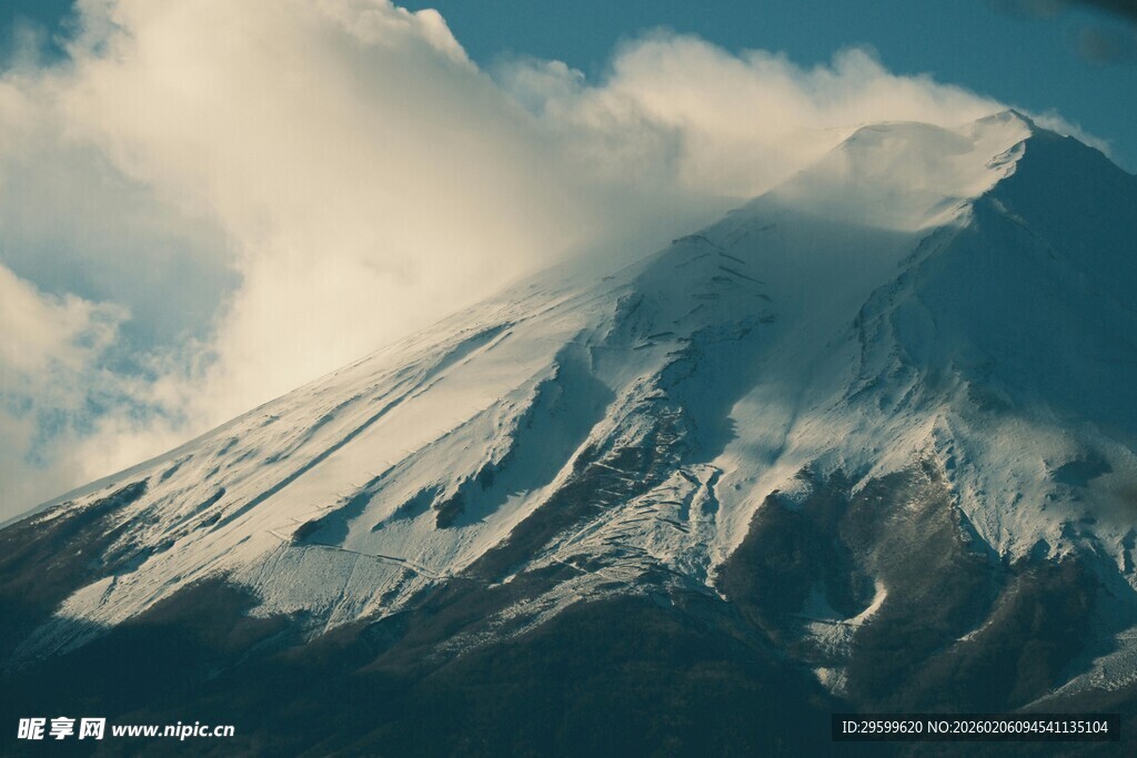 巍峨雪山云雾缭绕美景