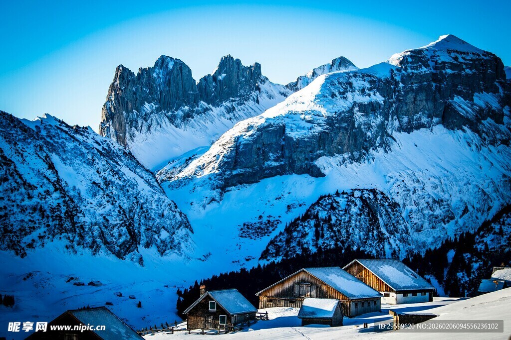 雪山下的静谧小屋