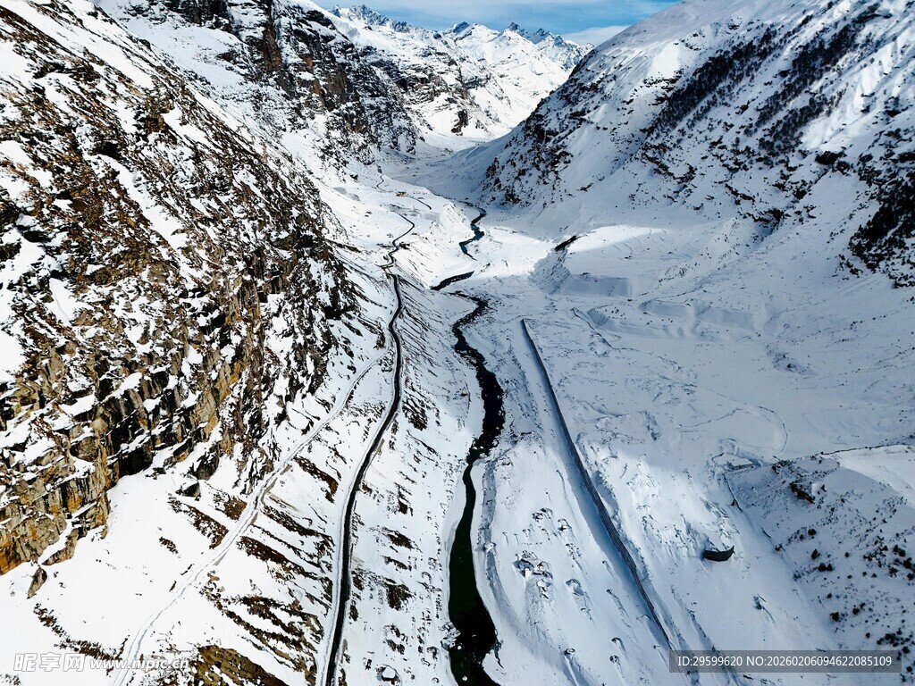 雪山中蜿蜒的道路