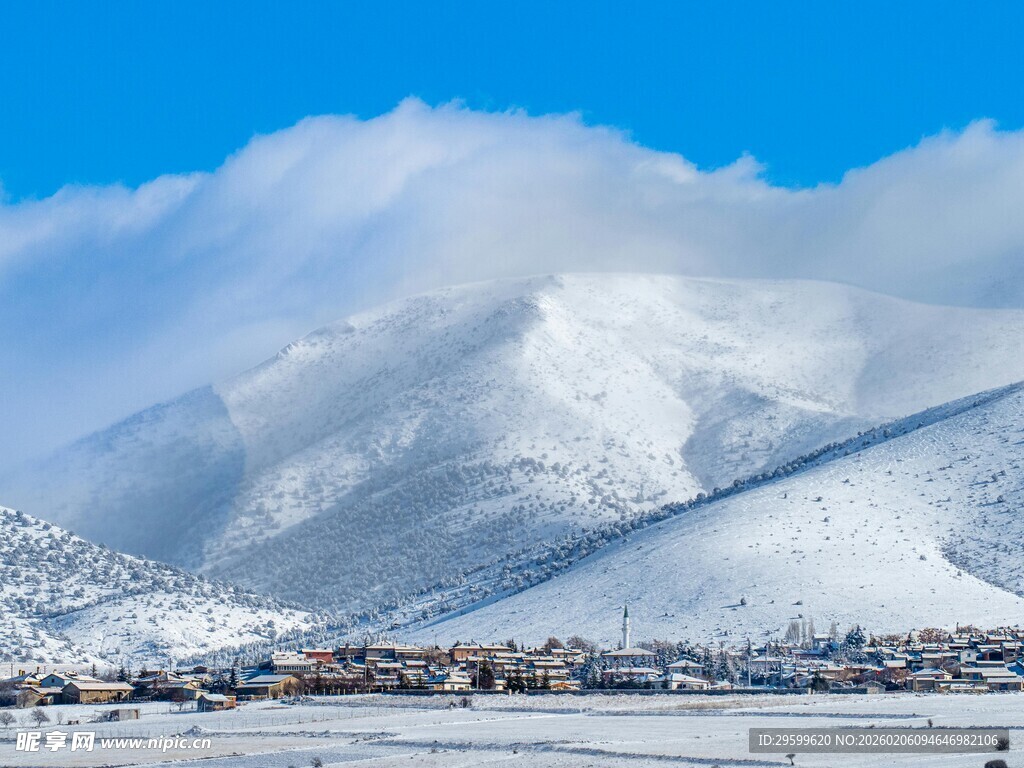 雪山下的宁静村落