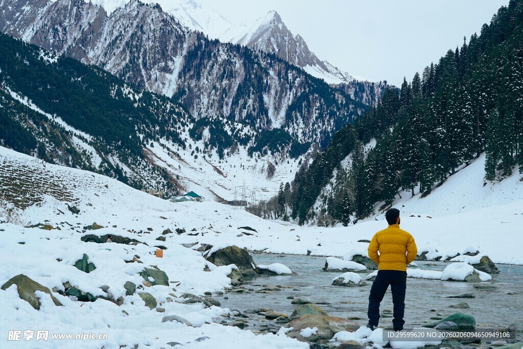 雪中山谷的徒步者