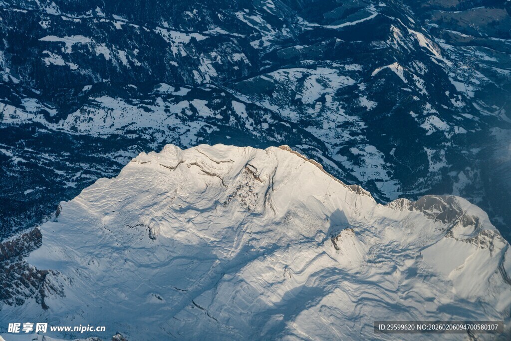 巍峨雪山壮丽景致