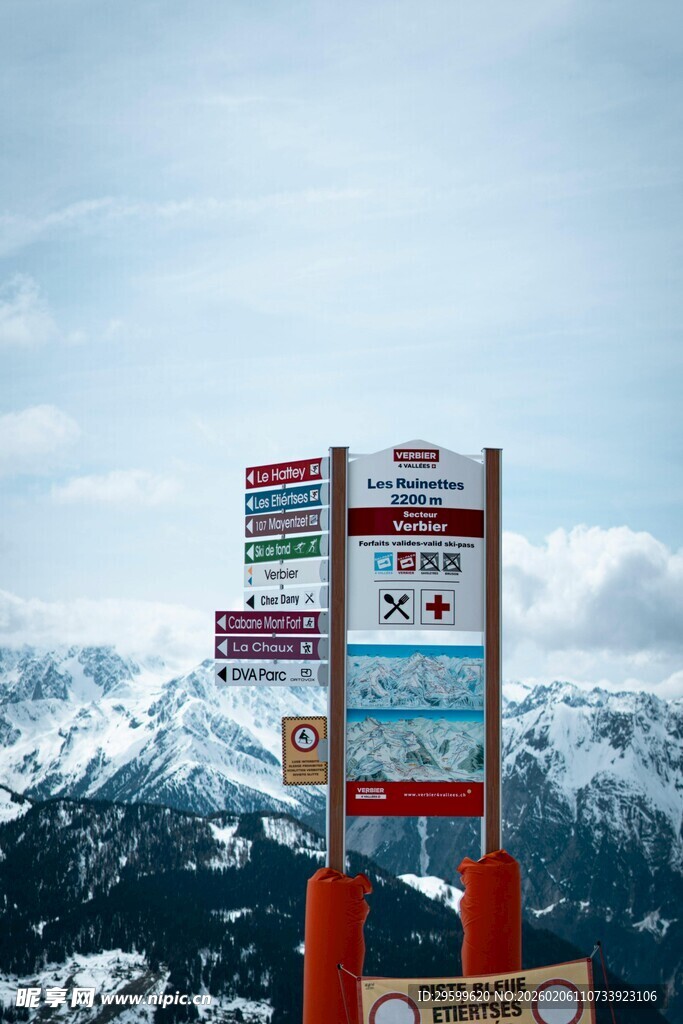 雪山旁的多彩指示牌