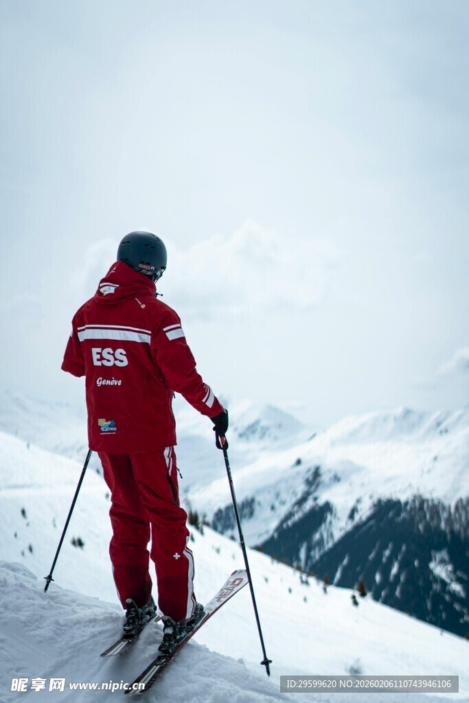 滑雪者于雪山之巅远眺