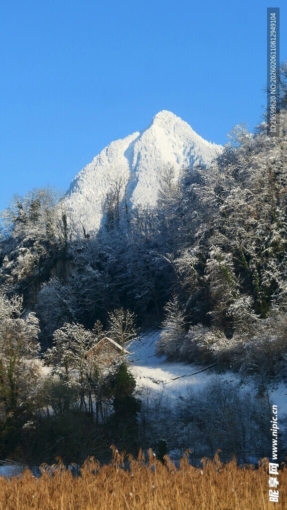 雪覆山峦