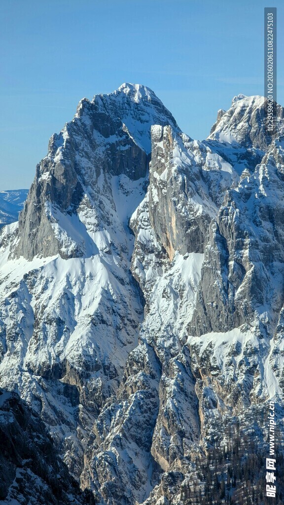 巍峨雪山壮丽景致