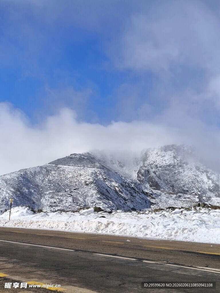 雪覆山峦旁的公路风景