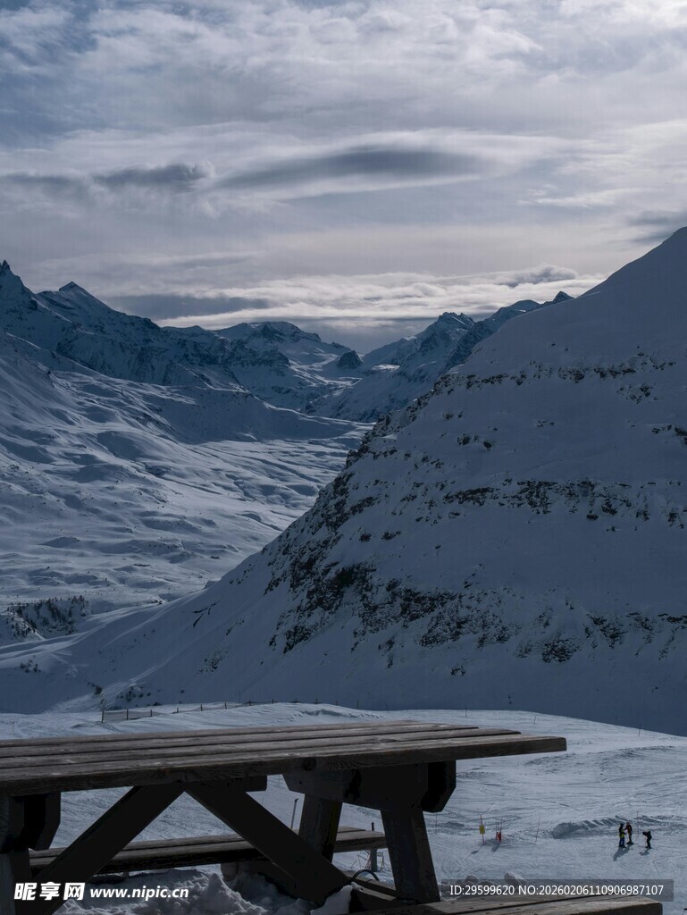 雪山前的户外木质桌椅
