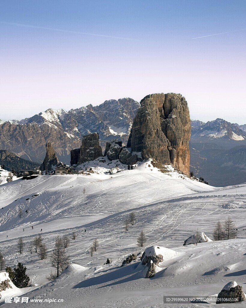 雪山孤石壮丽风光