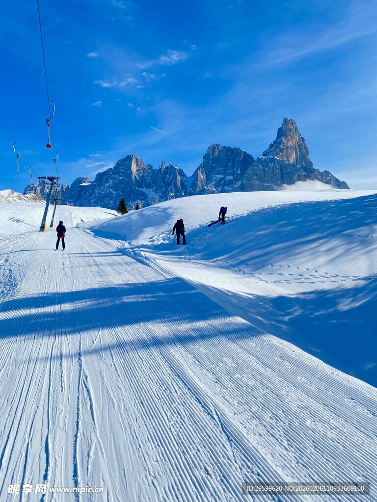 雪山滑雪道上的滑雪者