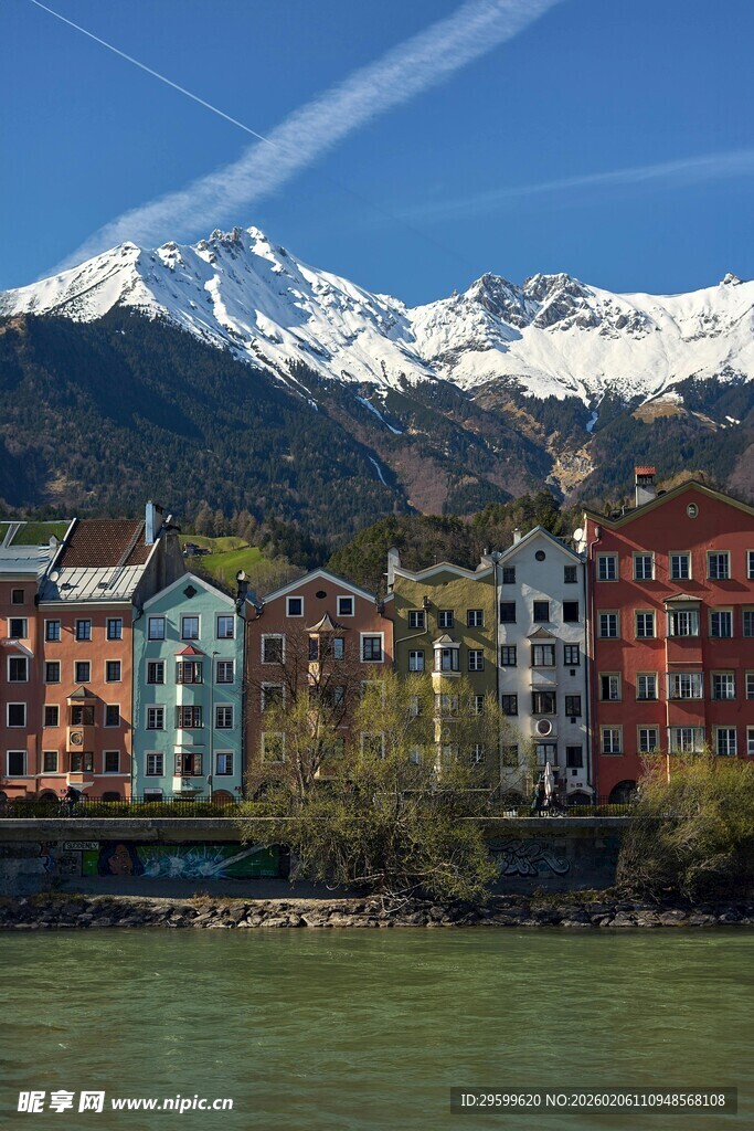 湖畔多彩建筑与雪山美景