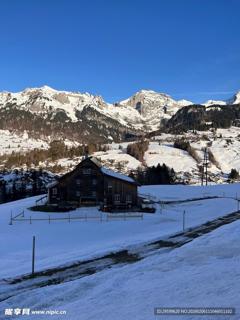 冬日雪山下的静谧小屋
