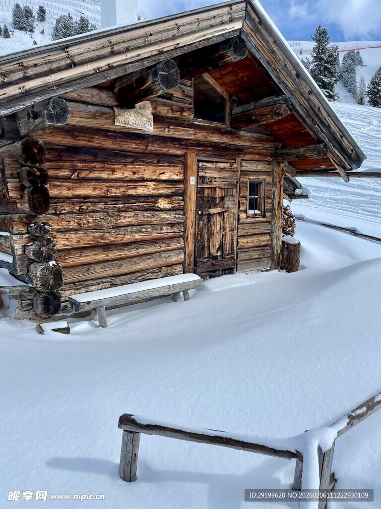 雪中山间木屋