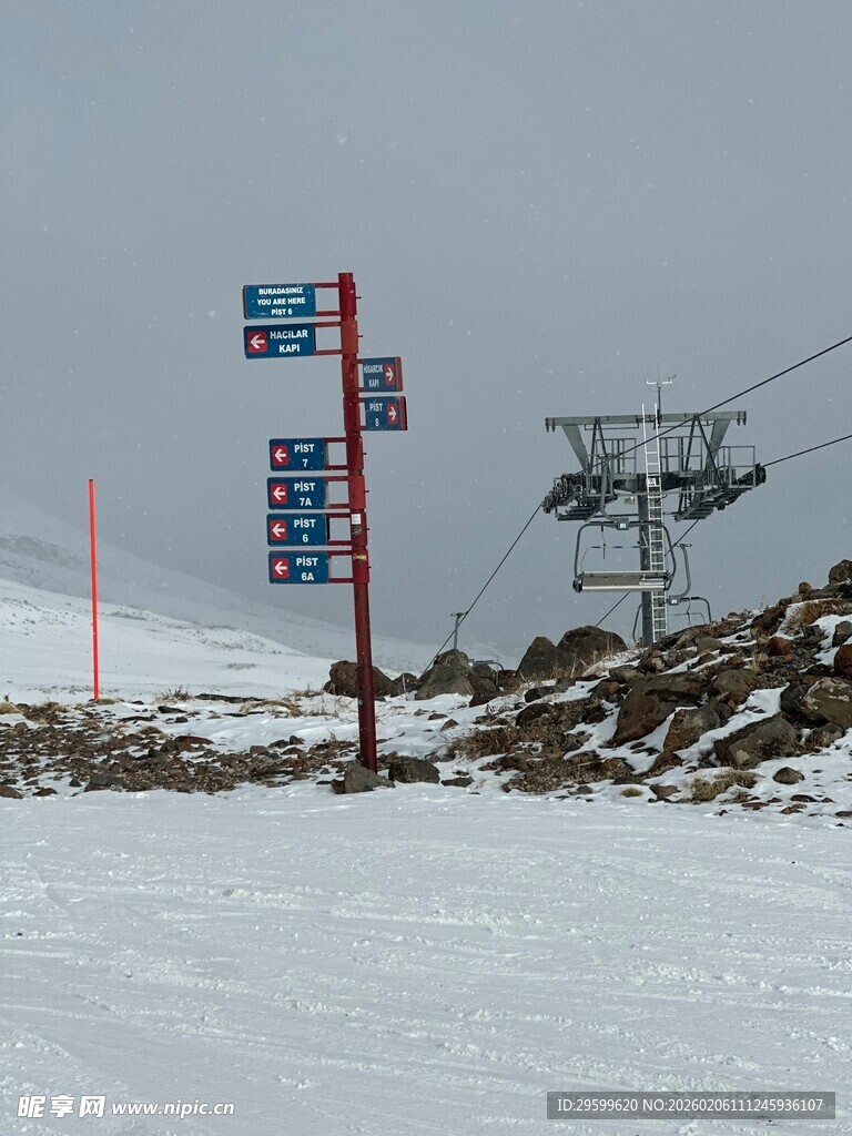 滑雪场索道指示牌场景