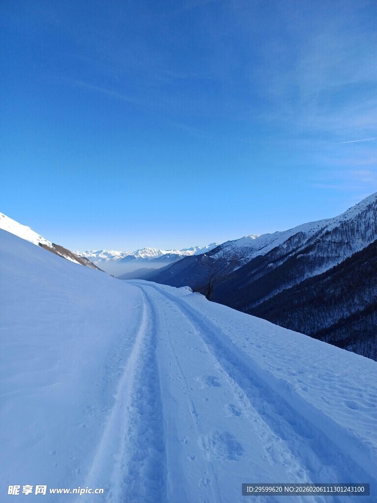 雪覆山路的壮美冬日景象