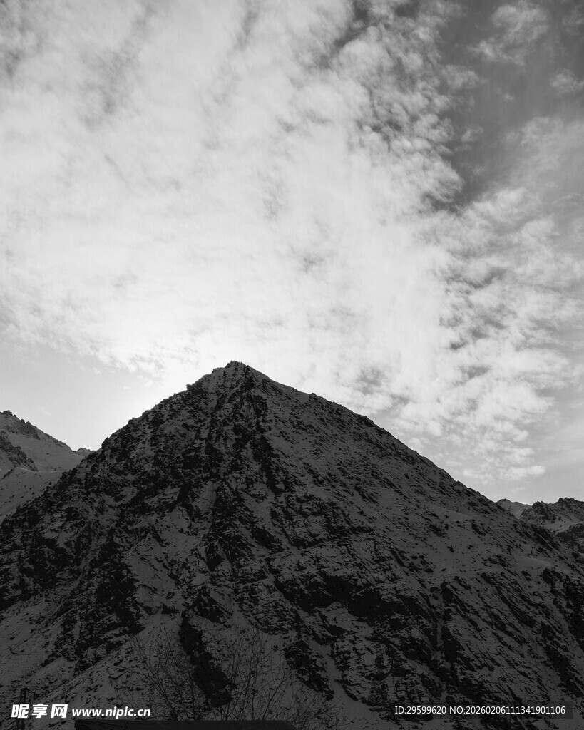 巍峨山峰与天际云朵