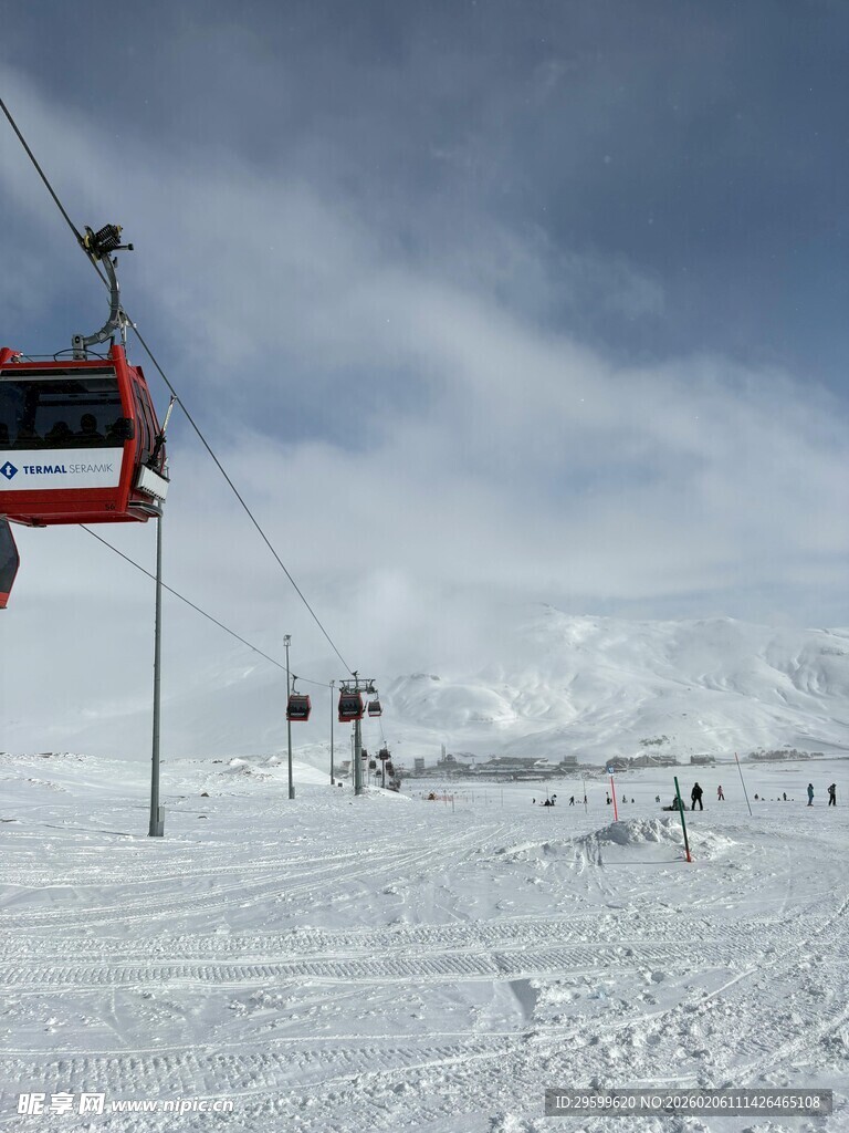雪山缆车下的滑雪场景