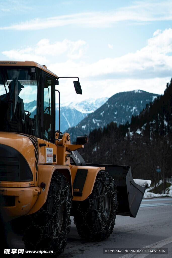 公路上的黄色装载机