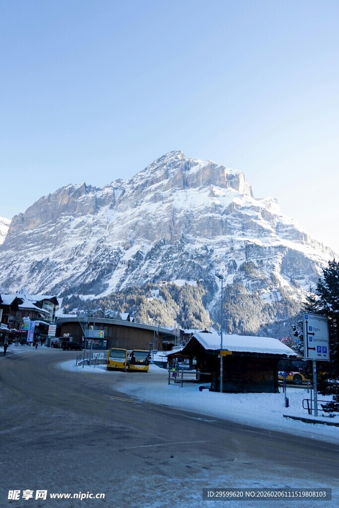 雪山下的宁静村落
