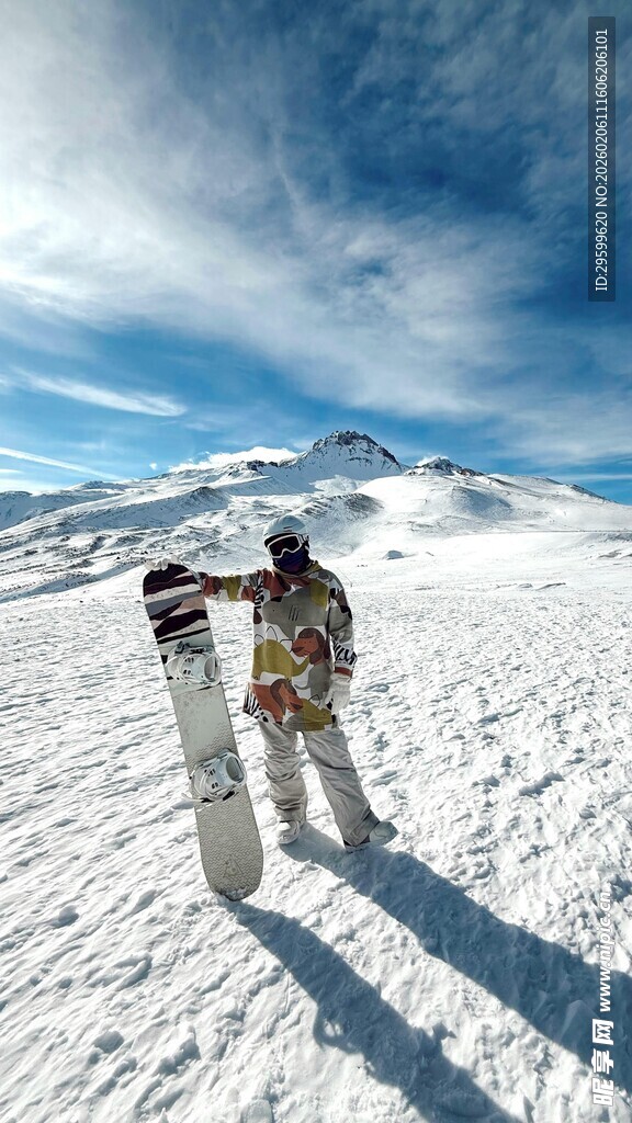 雪山上的滑雪者