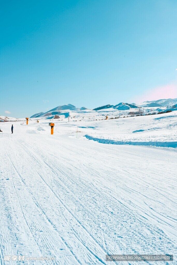 冬日滑雪场的纯净雪景