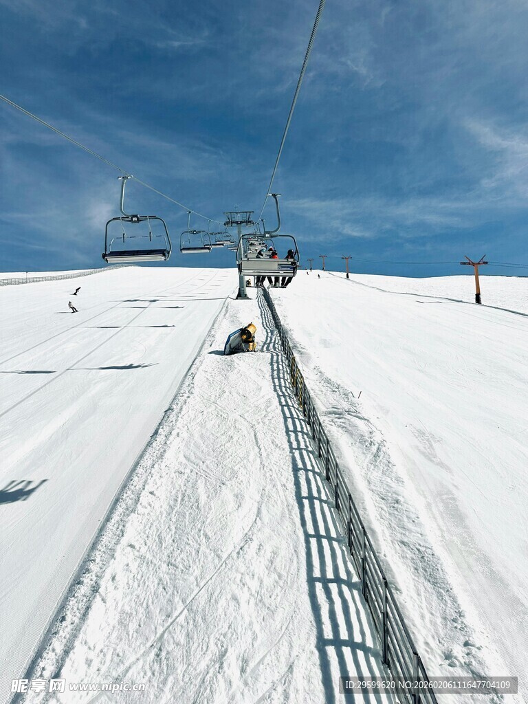 雪坡上的缆车轨道