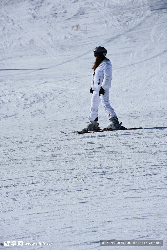 雪地中滑雪的白衣者