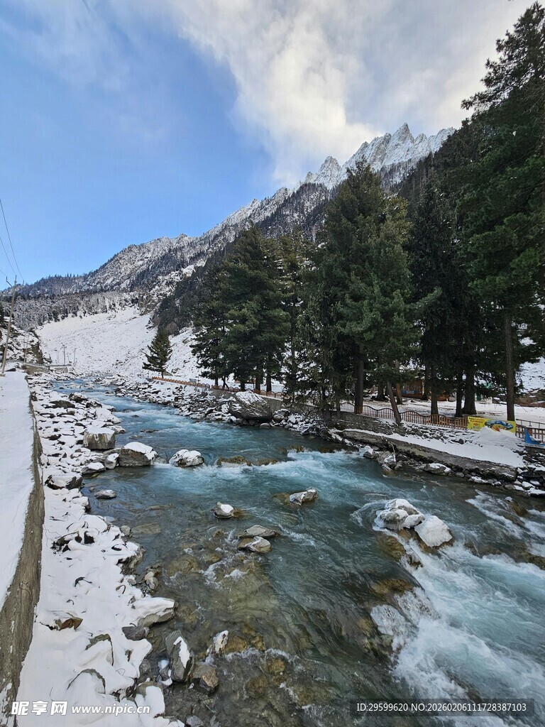冬日山间溪流雪景