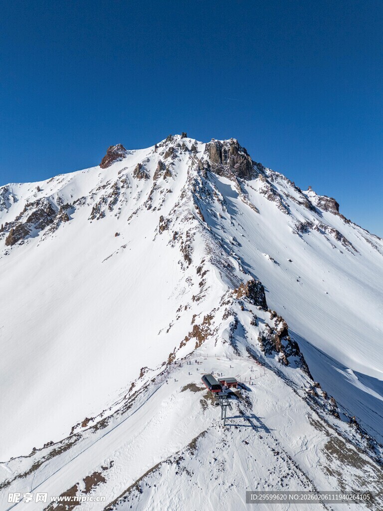 巍峨雪山壮丽景致