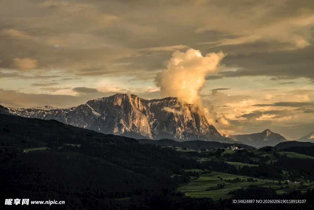 壮丽山景与天际云霞