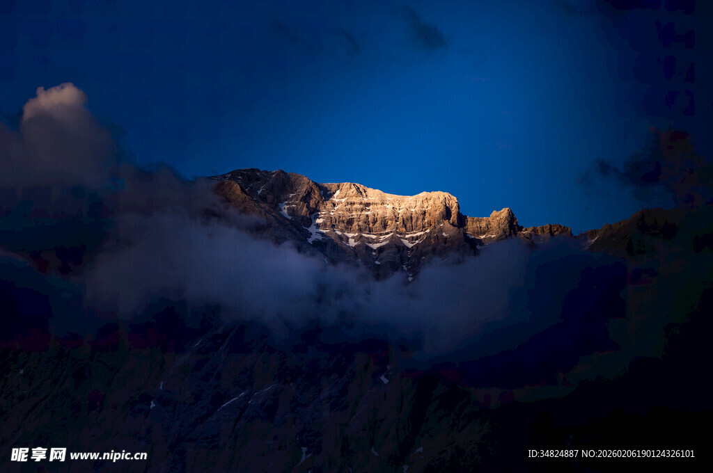 云雾缭绕中的壮丽山峰