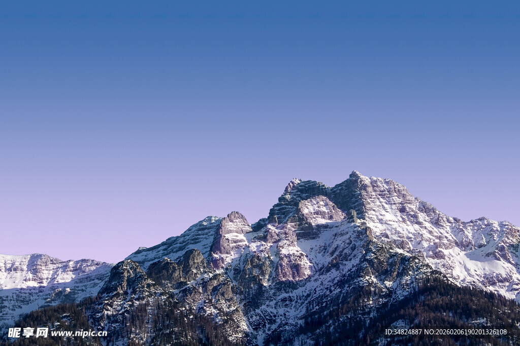 巍峨雪山壮丽景致