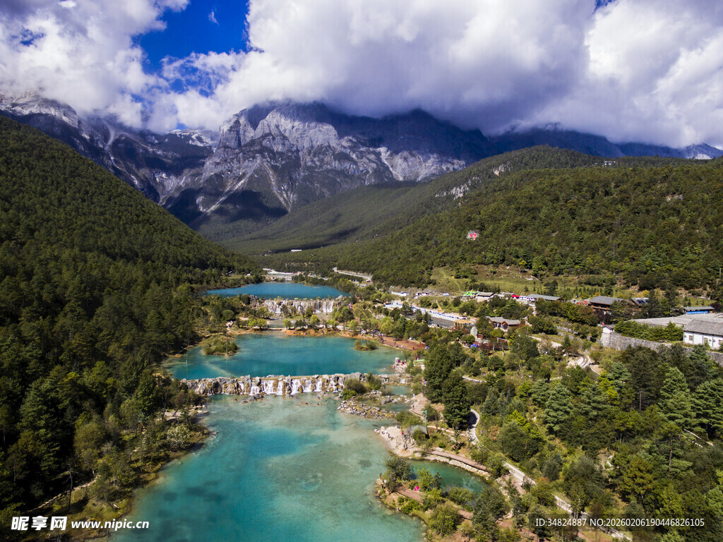 山间翡翠湖美景入画