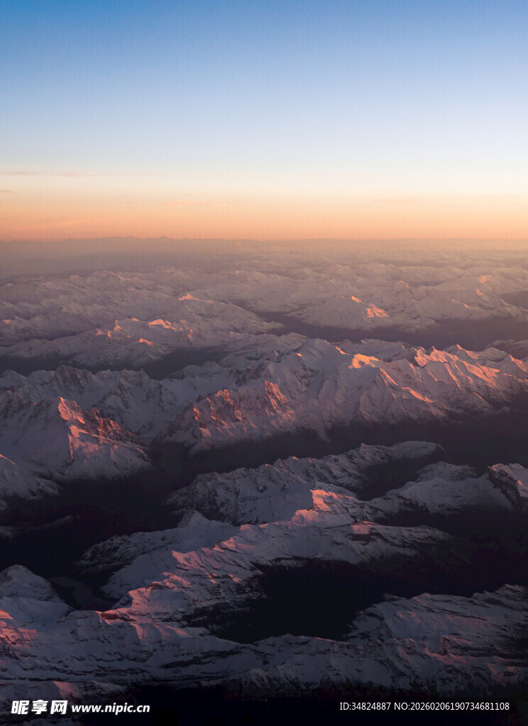 高空俯瞰壮丽云海景观
