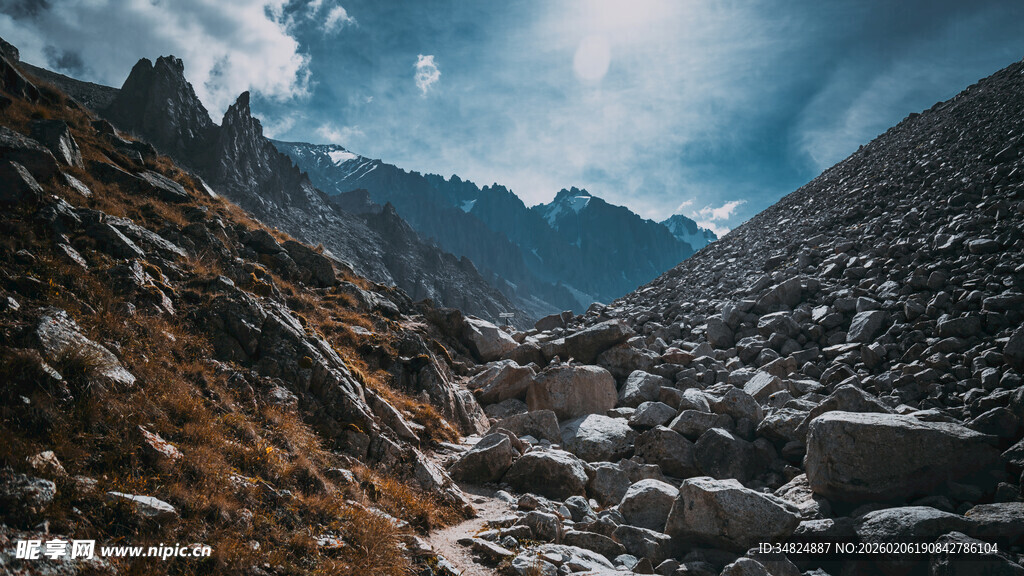 山间碎石路壮丽山景