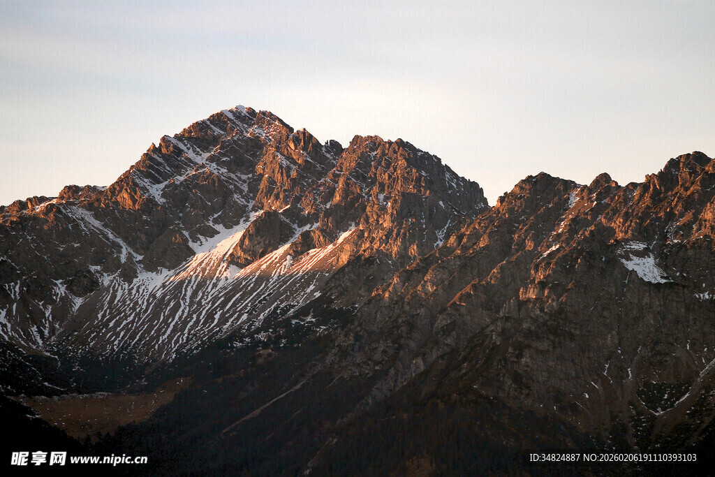 夕阳下的壮丽雪山
