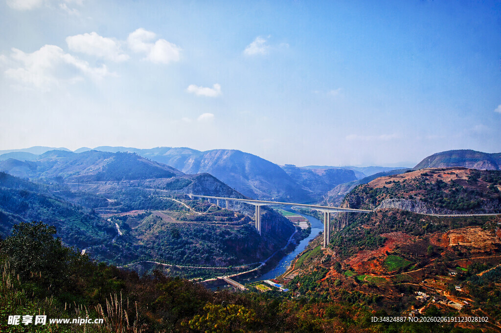 秋日山谷中的蜿蜒河流